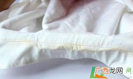 衣柜挂的白色衣服发黄了怎么处理 白色衣服发黄用什么东西给它弄白