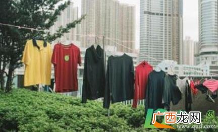 被雨浇了的衣服怎么办 淋到一点点雨的衣服要不要洗
