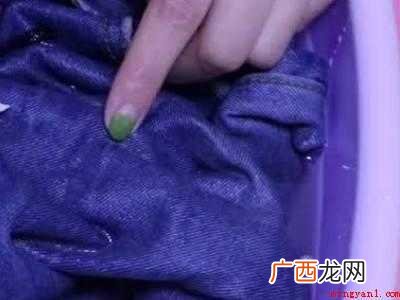 藏蓝色衣服褪色了怎么恢复的具体操作步骤 藏蓝色衣服褪色了怎么恢复
