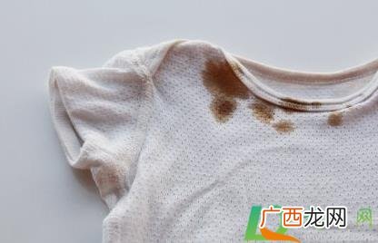 白衣服油渍怎么洗掉还不留印子 衣服上的油渍很久了怎么洗掉