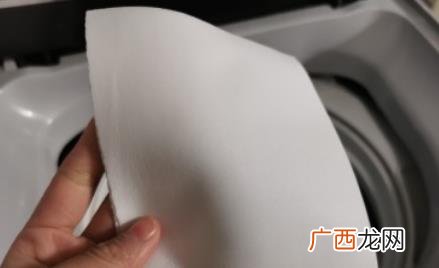 洗衣时放的吸收浮色的棉片叫什么 用了防串色洗衣片还要放洗衣液吗