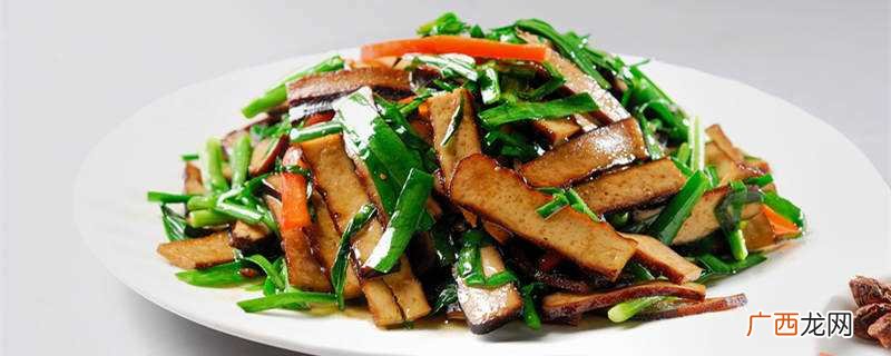 豆干可以和韭黄蒜苔、芹菜、青椒、肉丝、包菜、豌豆、香肠等一起 豆干可以和什么一起炒