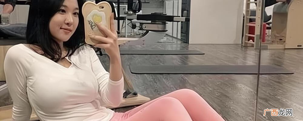 粉色裤子怎么搭配上衣 粉色裤子配什么颜色上衣好看
