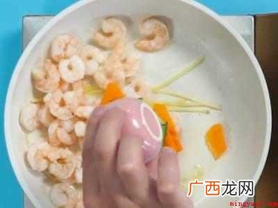 剥了壳的虾怎么炒好吃的具体操作步骤 剥了壳的虾怎么炒好吃