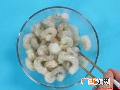 剥了壳的虾怎么炒好吃的具体操作步骤 剥了壳的虾怎么炒好吃