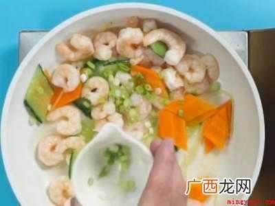 剥了壳的虾怎么炒好吃的具体操作步骤 剥了壳的虾怎么炒好吃