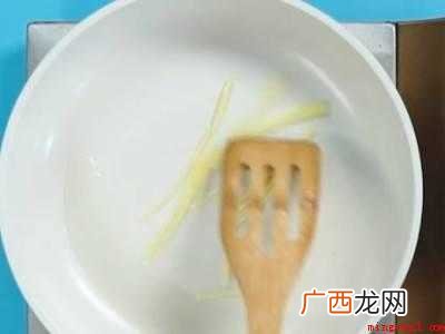 剥了壳的虾怎么炒好吃的具体操作步骤 剥了壳的虾怎么炒好吃