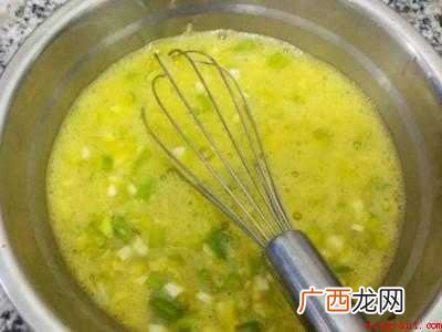 鸡蛋饼怎么煎又嫩又好吃的具体操作步骤 鸡蛋饼怎么煎又嫩又好吃