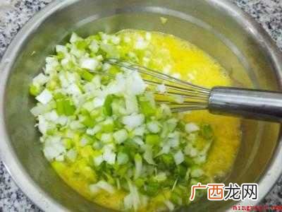 鸡蛋饼怎么煎又嫩又好吃的具体操作步骤 鸡蛋饼怎么煎又嫩又好吃