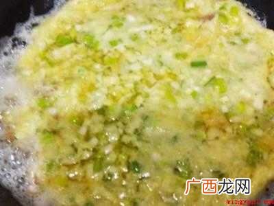 鸡蛋饼怎么煎又嫩又好吃的具体操作步骤 鸡蛋饼怎么煎又嫩又好吃