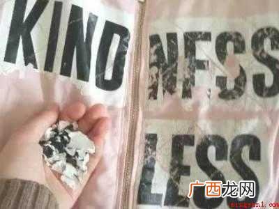 衣服上的塑胶图案怎么去掉