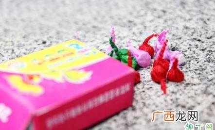 摔炮是由什么做成的 摔炮为何用力丢在地上会响