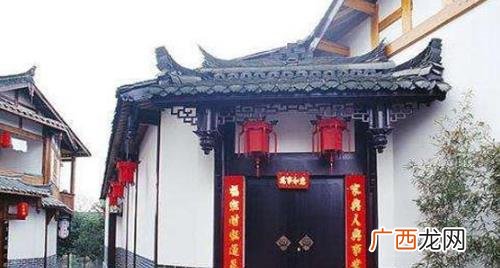 农村贴春联从里往外还是从外往里 贴春联从里往外贴还是从外往里贴