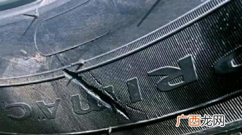 轮胎侧面掉了一小块皮严不严重还得具体看是什么情况 轮胎侧面掉了一小块皮严重吗