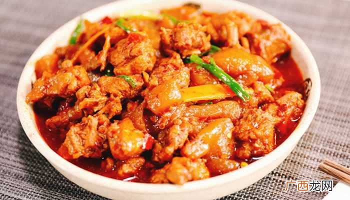 鸭子和魔芋、香菇、蒜苗、土豆、白萝卜、紫苏等食材一起炒比较好 鸭子和什么一起炒好吃