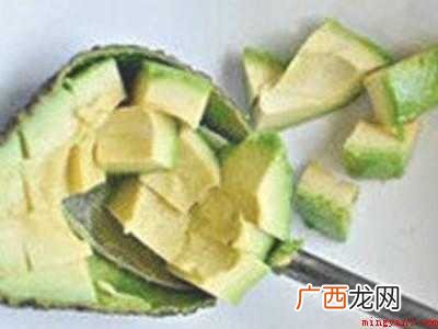 第一次吃牛油果怎么吃的具体操作步骤 第一次吃牛油果怎么吃