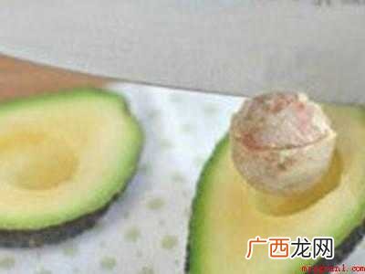 第一次吃牛油果怎么吃的具体操作步骤 第一次吃牛油果怎么吃