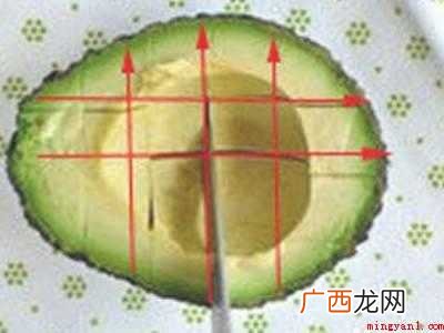第一次吃牛油果怎么吃的具体操作步骤 第一次吃牛油果怎么吃