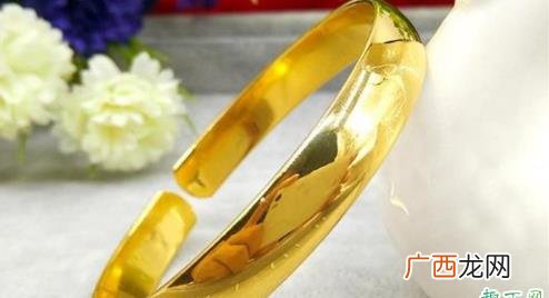 黄金手镯洗澡的时候要取下吗 黄金手镯碰水有什么影响