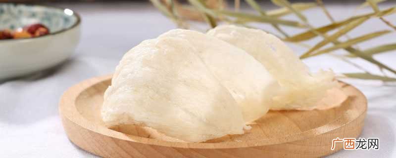 燕窝是燕子利用苔藓、海藻以及十分柔软的植物纤维结合自己的羽毛 燕窝是用什么做的