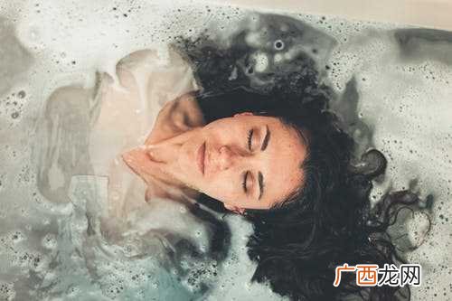 梦到头发长长了预兆着什么 梦到洗头发什么意思
