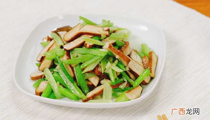 芹菜可以和肉片、木耳、腐竹、鸡蛋、牛肉、香干、火腿等食材一起 芹菜和什么一起炒好吃