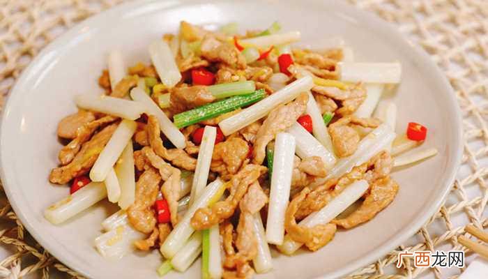 芹菜可以和肉片、木耳、腐竹、鸡蛋、牛肉、香干、火腿等食材一起 芹菜和什么一起炒好吃