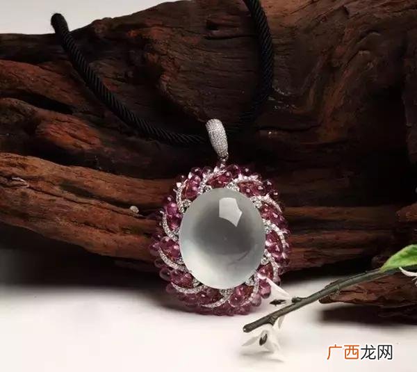 戴玉镯对身体好 戴玉有什么好处和功效