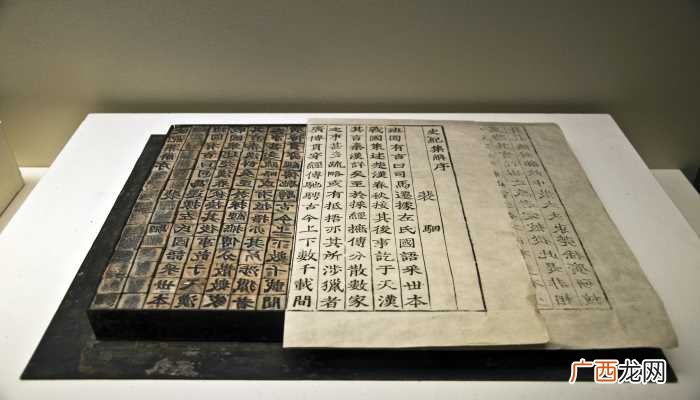 四大发明是:造纸术、指南针、火药、印刷术 中国古代四大发明