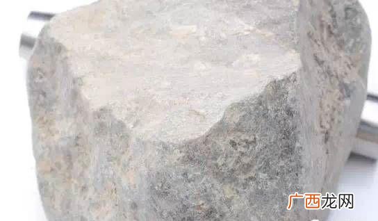 翡翠原石打灯起荧光是什么样 各种翡翠原石在灯光下的表现