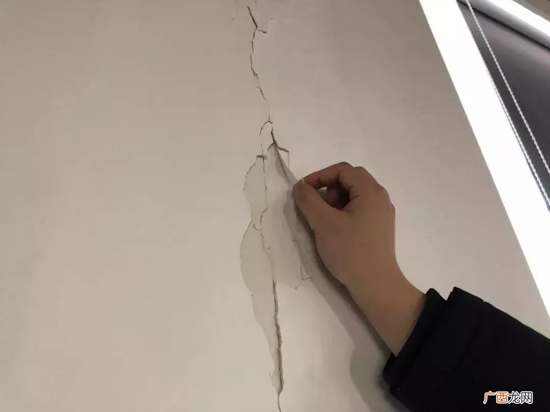 老房墙皮脱落的原因是什么 墙面潮湿起皮脱落怎么处理