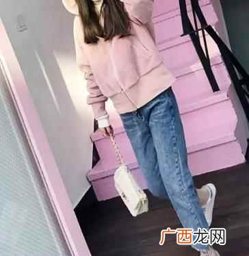 粉色卫衣配什么裤子 如同糖果般甜美俏皮