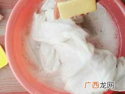 衣服弄上粘蝇胶怎么办