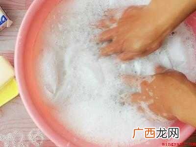 衣服弄上粘蝇胶怎么办
