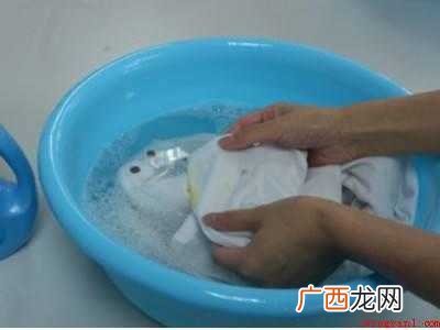 白色裤子上有污渍怎么才能洗干净