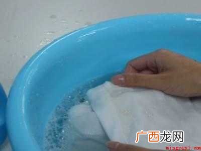 白色裤子上有污渍怎么才能洗干净