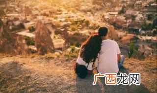 女大三抱金砖的下一句是:女大一不是妻 女大三抱金砖下一句
