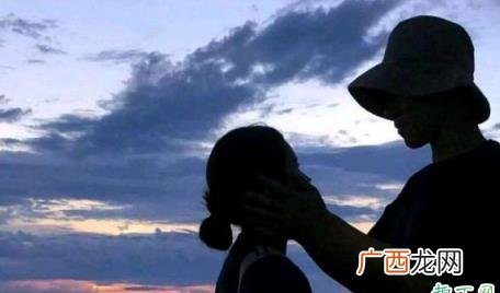 男生问女生在干嘛是什么意思 你在干嘛是我想你了的意思吗