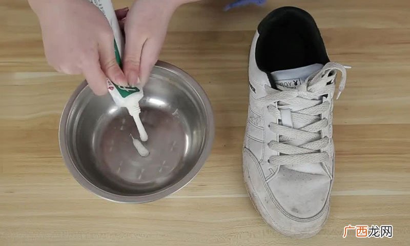 4个小妙招快速让鞋子表白 白皮鞋发黄有什么办法变白
