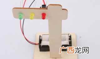 透明胶将一次性筷子粘贴在机器人底部的两端 儿童科技手工怎么做