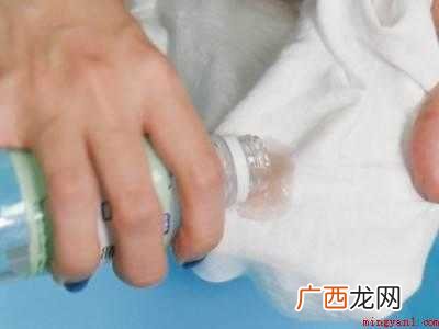 白衣服串色怎么变白的具体操作步骤 白衣服串色怎么变白