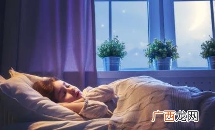 头对着窗户睡觉一定会得面瘫吗 为什么睡觉床头不能靠在窗户