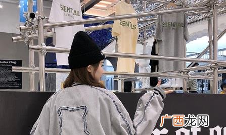 拼色的衣服怎么洗不会染色 拼色衣服怎么洗不串色