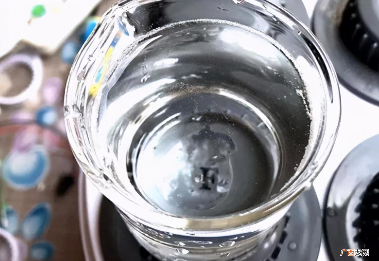 净水器水有一层白粉末是什么 净水器水有白色漂浮物能喝吗