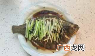 彩椒丝和小葱丝铺满鱼身 鲽鱼的做法清蒸
