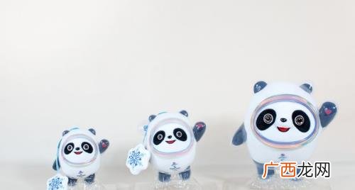 大熊猫玩冰墩墩 冰墩墩是小熊猫还是大熊猫