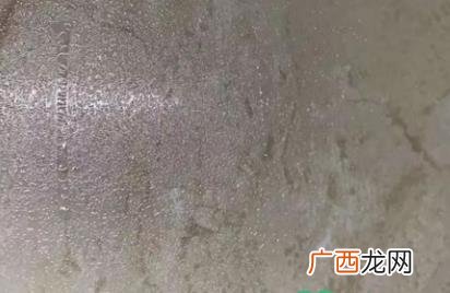 家里墙壁下雨天总返潮怎么办 家里回潮是什么原因引起的