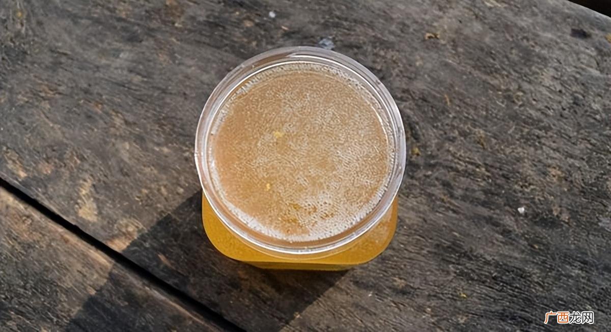蜂蜜大量白色泡沫怎么简单处理 蜂蜜有白色泡沫正常吗