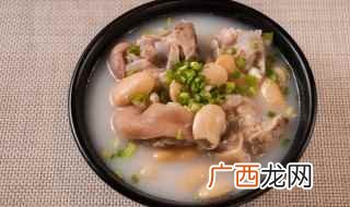 猪脚、胡萝卜、生姜、黄酒、香葱、盐、泡发黑木耳 炖猪蹄汤的家常做法