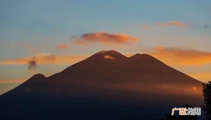 世界上主要的火山地震带分布在板块与板块的交界地带 世界上主要火山地震带分布在